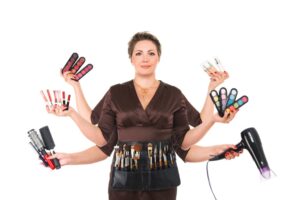 Kvinna med sex händer som håller i hårtork, smink, hårsnodd och läppstift som symboliserar rengöring inom kosmetikaindustrin.