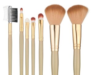 Sju sminkborstar på vit bakgrund som representerar verktyg som kan rengöras i ultraljudsrengörare.