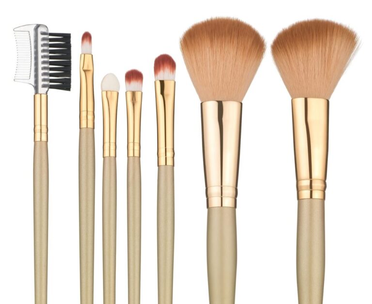 Sju sminkborstar på vit bakgrund som representerar verktyg som kan rengöras i ultraljudsrengörare.