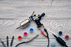 Liten tatueringspistol som symboliserar ultraljudsrengöring inom medicin, tandvård och tatueringskliniker.