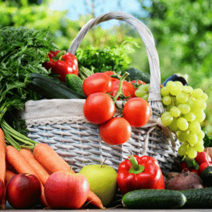 Vit korg med tomater, morötter, sallad, äpplen och paprika som visar ultraljudsrengöring av livsmedel.